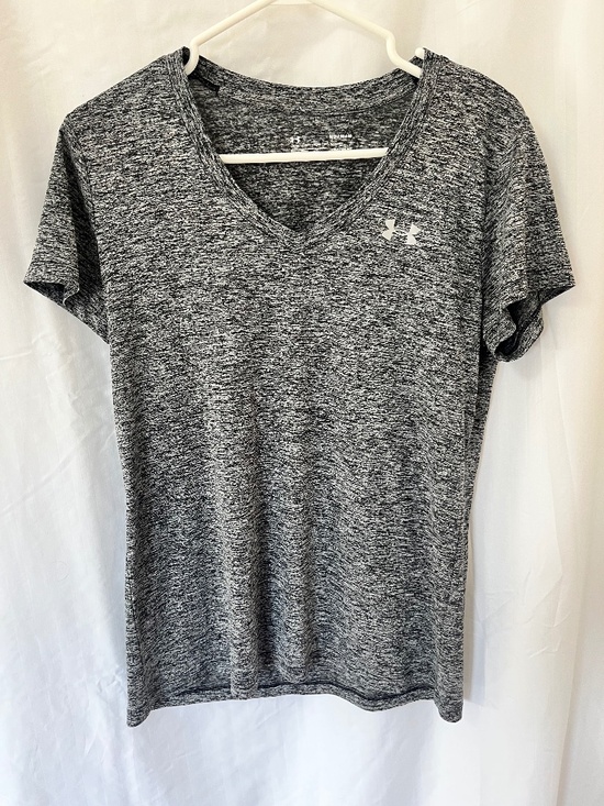 Under Armour Tops - Under Armour heat gear t-shirt.